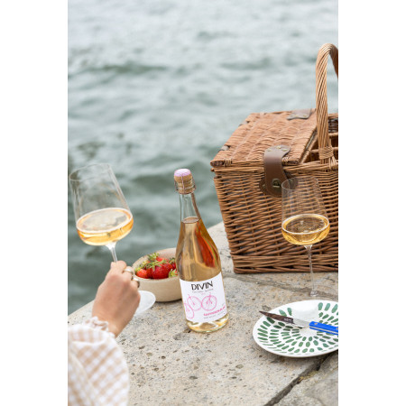 Divin Rose Blush Sparkling lifestyle