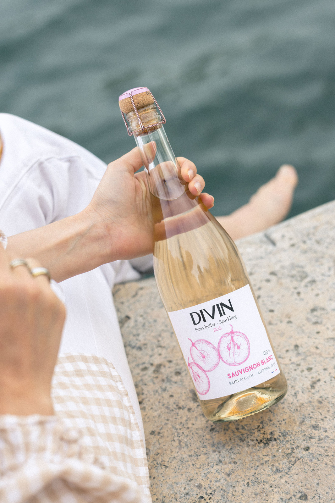 Divin Rose Blush Sparkling lifestyle 2